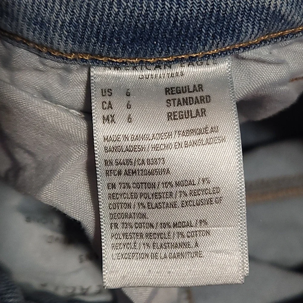 American Eagle  Women's Size 6 Reg Mom Jeans Light Wash Stretch Distressed Denim